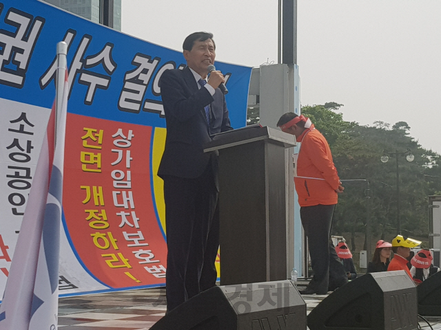 이학영 더불어민주당 의원이 14일 서울 여의도공원에서 열린 ‘소상공인 생존권 사수 결의대회’에서 생계형 적합업종 법제화를 촉구하고 있다/ 심우일기자
