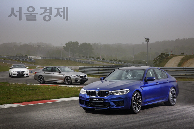 BMW의 고성능 중형 세단 ‘뉴 M5’이 14일 인천 영종도의 BMW드라이빙센터에서 코너를 빠져나가고 있다. 정식 출시에 앞서 이날 미디어에 먼저 공개된 뉴 M5는 최고출력 608마력과 최대토크 76.5㎏·m의 괴력을 내는 가솔린 8기통 4.4ℓ 엔진을 탑재했다. 정지 상태서 시속 100㎞까지 불과 3.4초에 도달한다. M시리즈 최초의 사륜구동 시스템인 ‘M x드라이브’를 채용해 주행 안정성을 높인 것도 특징이다. 가격은 1억4,690만원. /사진제공=BMW코리아