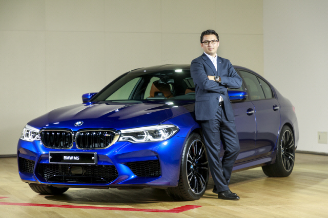 로타 슈페 BMW M 디비전 세일즈·마케팅 총괄이 14일 인천 영종도의 BMW드라이빙센터에서 고성능 중형 세단 ‘뉴 M5’를 소개하고 있다. 정식 출시에 앞서 이날 미디어에 먼저 공개된 뉴 M5는 최고출력 608마력과 최대토크 76.5㎏·m의 괴력을 내는 가솔린 8기통 4.4ℓ 엔진을 탑재해 정지 상태서 시속 100㎞까지 불과 3.4초에 도달한다. 슈페 총괄은 “M5를 시작으로 올해와 내년 M 시리즈 차량을 한국에 대거 소개해 고성능차의 가치를 전하겠다”고 말했다. 차 가격은 1억4,690만원. /사진제공=BMW코리아