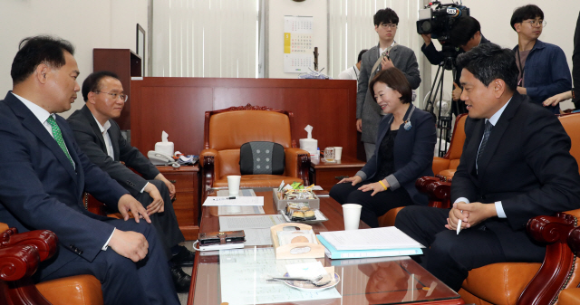 국회 교섭단체 원내수석부대표들이 14일 국회에서 만나 현안논의를 하고 있다./연합뉴스