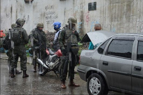 리우 시에서 차량을 상대로 검문검색을 하는 군인들 /국영 뉴스통신 아젠시아 브라질=연합뉴스