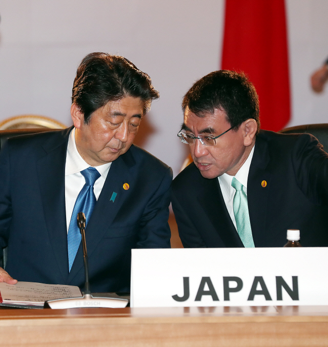 고노 다로 일본 외무상(오른쪽)이 지난 9일 오전 일본 도쿄에서 열린 제7차 한·일·중 정상회의에서 아베 신조 일본 총리와 이야기를 나누고 있다.
