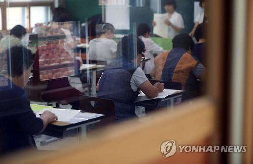 서울시교육청은 올해 첫 초·중·고등학교 졸업학력 검정고시에 5,277명이 응시해 4,044명이 합격했다고 15일 밝혔다. 합격증서 수여식은 이날 서울시교육청에서 열린다./연합뉴스