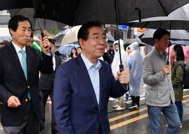 박원순 서울시장이 지난 12일 서울 신촌 연세로에서 열린 2018 세계 공정무역의 날 행사에 참석하기 위해 이동하고 있다./출처=서울시 제공