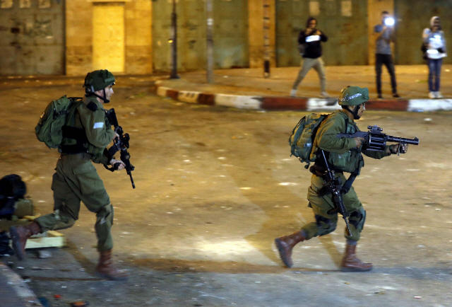 14일(현지시간)이스라엘 군이 팔레스타인 서안에 있는 헤브론시에서 팔레스타인 시위대를 진압하기 위해 돌진하고 있다. /헤브론=EPA연합뉴스