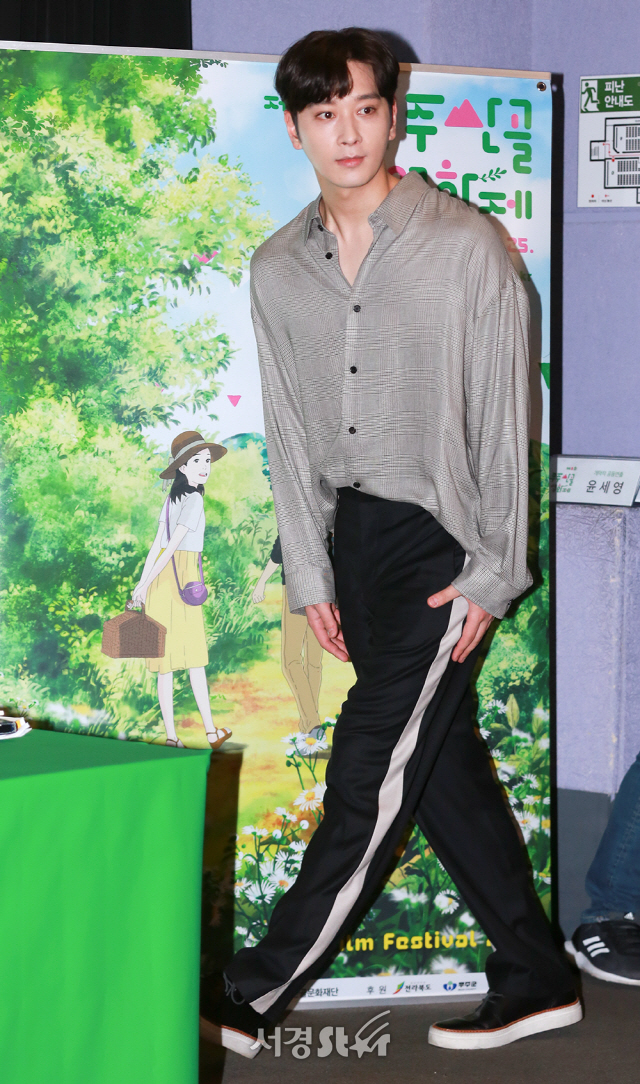 2PM 황찬성이 15일 오전 서울 동작구 아트나인에서 열린 ‘제6회 무주산골영화제’ 기자회견에 등장하고 있다.