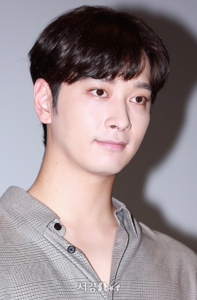2PM 황찬성이 15일 오전 서울 동작구 아트나인에서 열린 ‘제6회 무주산골영화제’ 기자회견에 참석해 포토타임을 갖고 있다.