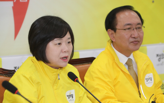 이정미(왼쪽) 정의당 대표가 15일 국회에서 열린 의원총회에서 발언하고 있다. /연합뉴스