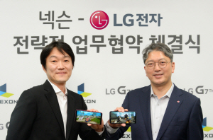 이상규(오른쪽) LG전자 한국모바일그룹장과 이정헌 넥슨 대표가 ‘LG G7 씽큐’로 카이저 게임을 소개하고 있다./사진제공=LG전자