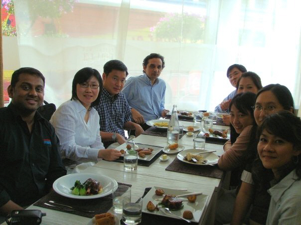 손 대표는 2001년 네트워크 보안 분야의 세계 강자인 시스코에 입사했다. 싱가포르에 있는 시스코 아시아태평양 지사 근무시절 동료들과 함께 점심시간을 즐기고 있다. /사진제공=손은정