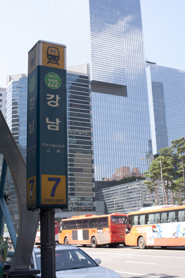 강남역 살인사건 2주기를 맞아 서초구는 여성을 대상으로 한 흉악 범죄를 막기 위한 차원으로 ‘안심존’을 형성했다./출처=이미지투데이