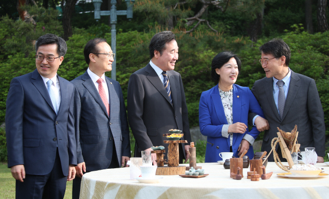 이낙연 국무총리와 참석자들이 15일 오전 서울 종로구 삼청동 총리공관에서 열린 당정청 협의에 앞서 환담을 나누고 있다. 이 총리는 “잇단 정상회담은 한반도 운명을 바꾸는 세기적 회담으로 기록될 것”이라고 말했다. 김동연(왼쪽부터) 부총리 겸 기획재정부 장관, 홍영표 더불어민주당 원내대표, 이 총리, 추미애 민주당 대표, 장하성 정책실장.       /연합뉴스