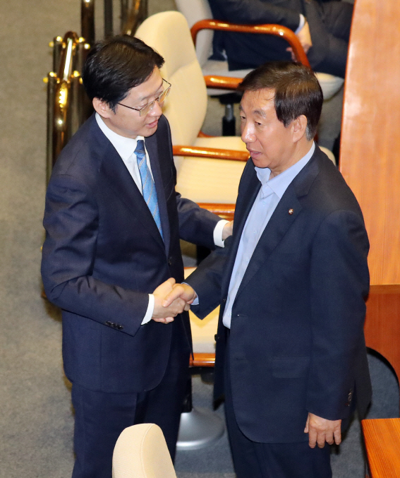 자유한국당 김성태 원내대표가 ‘민주당원 댓글조작’ 특별검사 법안에 대해 그 어느 누구도 성역 없이 포함될 수 있다고 전했다. 사진은 14일 오후 국회 본회의장에서 대화하는 김경수 의원과 김성태 원내대표./연합뉴스