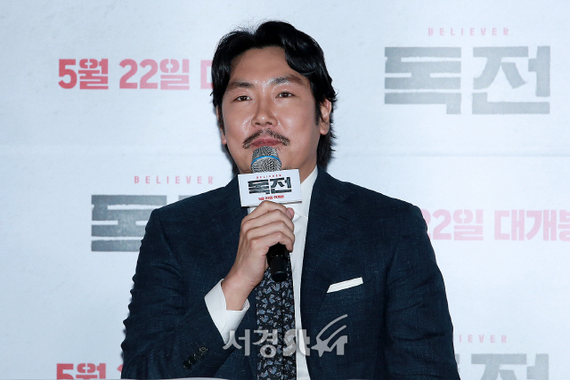 배우 조진웅이 영화 ‘독전’ 언론시사회에 참석해 질의 응답 시간을 갖고 있다.