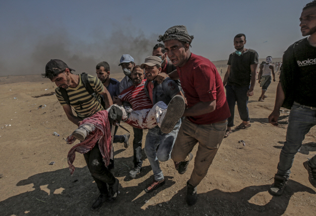 이스라엘군이 14일(현지시간) 팔레스타인 지역 비무장 시위대를 향해 실탄을 사격해 수천여 명의 사상자를 내 국제적 비난이 쏠리고 있다. /EPA