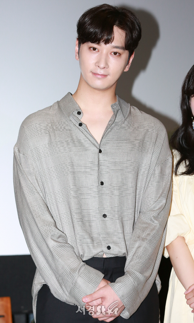 2PM 황찬성이 15일 오전 서울 동작구 아트나인에서 열린 ‘제6회 무주산골영화제’ 기자회견에 참석해 포토타임을 갖고 있다.
