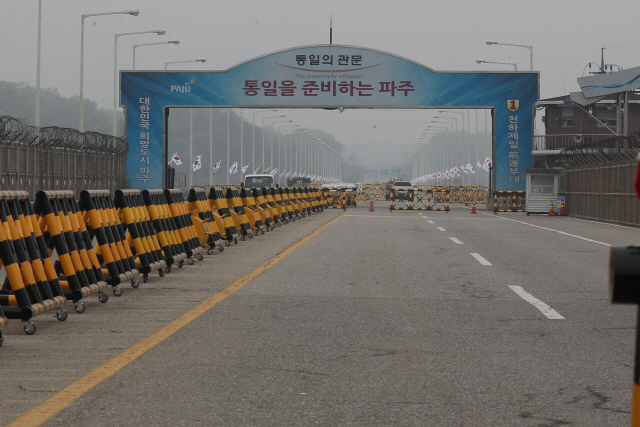 남북 경제 격차 문제를 해결하지 않고 독일 모델로 통일을 이루면 북한 주민이 남으로 급격히 이동해 혼란이 생길 수 있으므로 충분한 준비를 해야 한다는 제언이 15일 제기됐다. 사진은 판문점 선언 이후의 통일대교 모습./연합뉴스