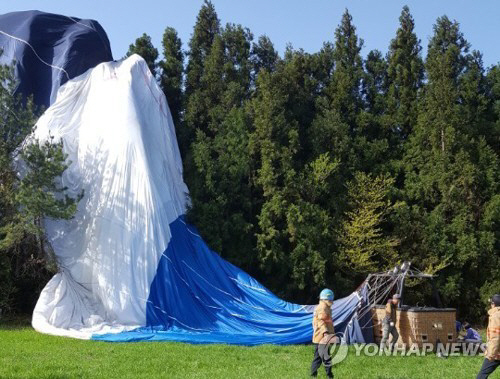 지난달 12일 제주 서귀포시 남원읍에서 착륙 중 장애물과 추돌하면서 추락한 열기구의 모습/연합뉴스