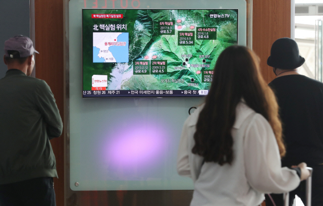 지난 13일 서울역에서 시민들이 북한의 풍계리 핵실험장 폐기 관련 보도를 시청하고 있다./연합뉴스