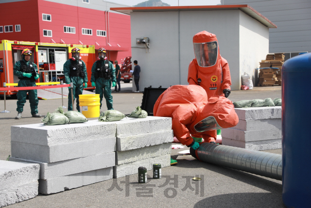 15일 구미 국가산단 내 아주스틸에서 진행된 ‘2018 재난대응 안전한국훈련’ 둘째날 훈련에서 소방관들이 배관 내 유독가스 누출 여부를 살펴보고 있다. /사진제공=한국산업단지공단