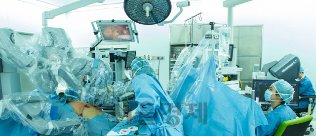 변석수(오른쪽) 분당서울대병원 비뇨기과 교수팀이 콩팥암 로봇수술을 하고 있다. /사진제공=분당서울대병원