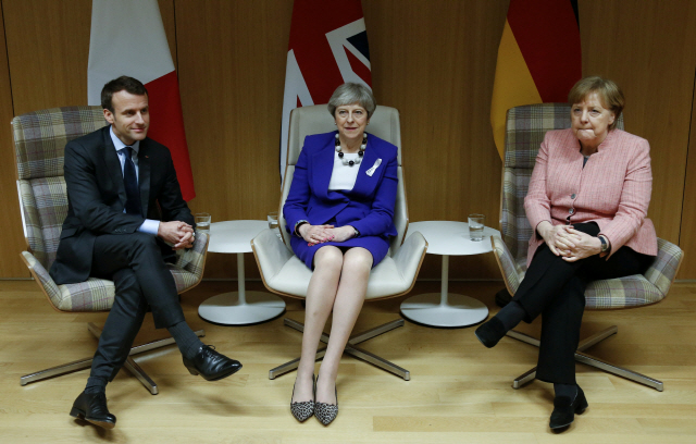 에마뉘엘 마크롱 프랑스 대통령(왼쪽)과 테레사 메이 영국 총리(가운데), 앙겔라 메르켈 독일 총리/연합뉴스