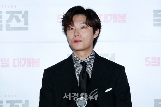 배우 류준열이 영화 ‘독전’ 언론시사회에 참석해 질의 응답 시간을 갖고 있다.