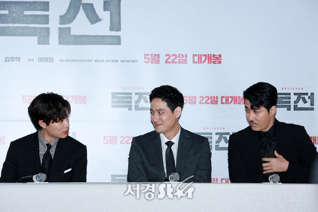 배우 류준열, 박해준, 차승원이 영화 ‘독전’ 언론시사회에 참석해 질의 응답 시간을 갖고 있다.