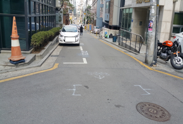 서울시내 한 이면도로 모퉁이에 그어진 ‘거주자우선주차구획’ 모습. 서울시는 소방안전을 이유로 이 주차구획을 지웠다. /사진제공=서울시