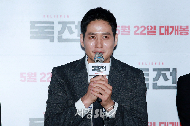 배우 박해준이 영화 ‘독전’ 언론시사회에 참석해 질의 응답 시간을 갖고 있다.