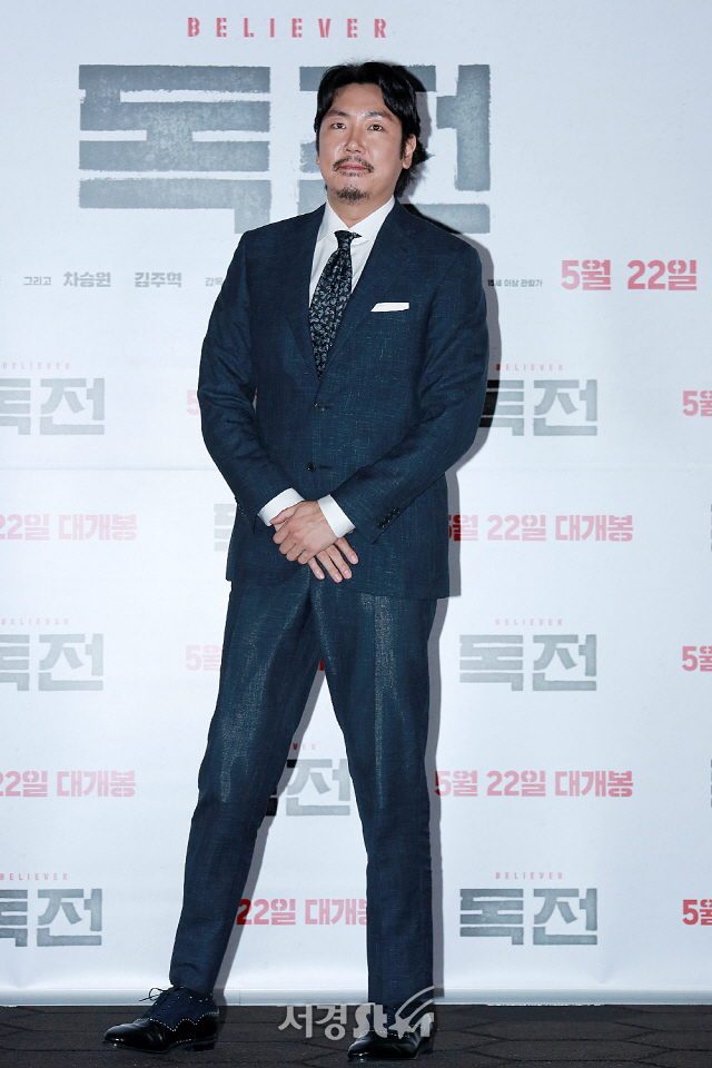배우 조진웅이 영화 ‘독전’ 언론시사회에 참석해 포토타임을 갖고 있다.