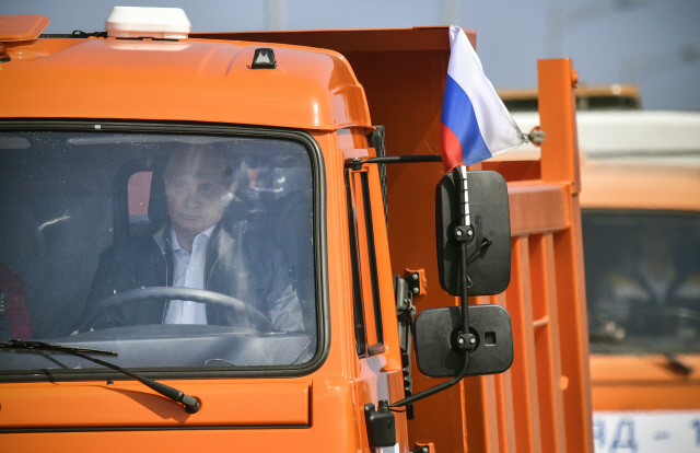 블라디미르 푸틴 러시아 대통령이 15일(현지시간) 트럭을 직접 몰고 크림반도와 러시아 남부 지역을 연결하는 크림교를 건너고 있다. / 케르치=AP연합뉴스