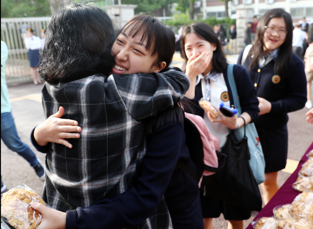 ‘내 제자여서 고마워’      (서울=연합뉴스) 윤동진 기자 = 스승의 날인 15일 오전 서울 동대문구 정화여자상업고등학교에서 선생님들이 등교하는 학생들에게 프리허그를 하고 있다. 2018.5.15       mon@yna.co.kr  (끝)      <저작권자(c) 연합뉴스, 무단 전재-재배포 금지>