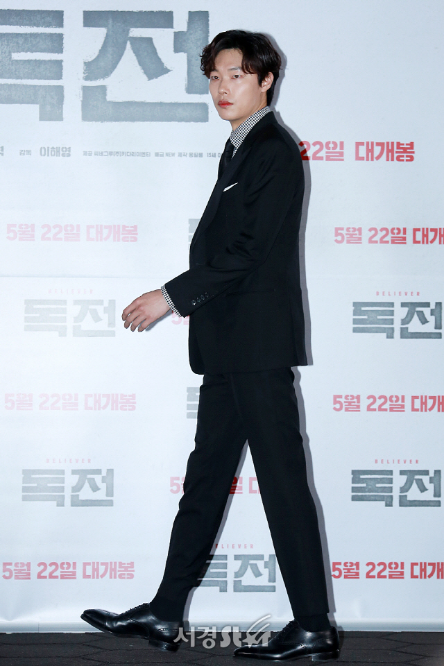 배우 류준열이 영화 ‘독전’ 언론시사회에 참석해 포토타임을 갖고 있다.