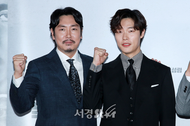 배우 조진웅과 류준열이 영화 ‘독전’ 언론시사회에 참석해 포토타임을 갖고 있다.