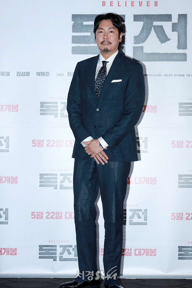 배우 조진웅이 영화 ‘독전’ 언론시사회에 참석해 포토타임을 갖고 있다.