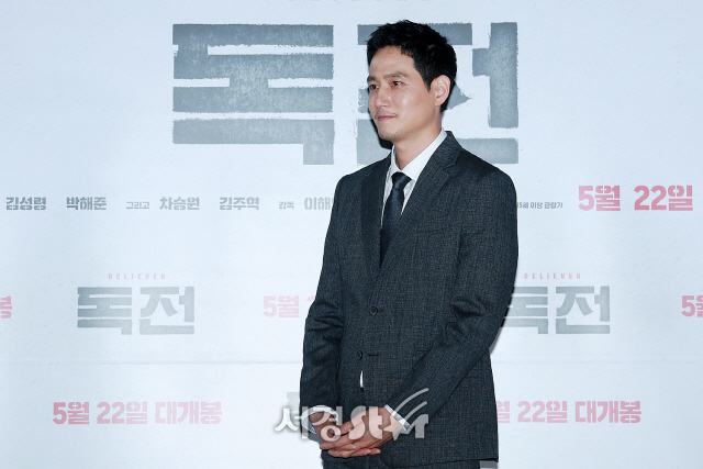 배우 박해준이 영화 ‘독전’ 언론시사회에 참석해 포토타임을 갖고 있다.