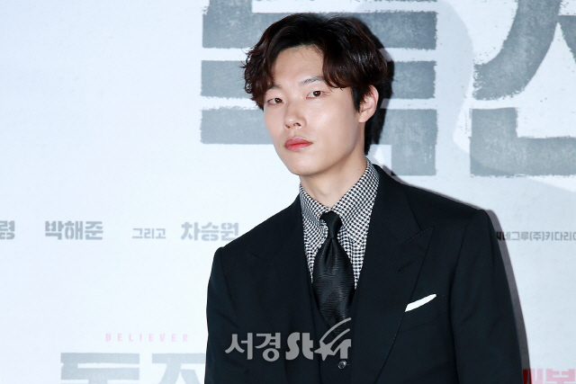 배우 류준열이 영화 ‘독전’ 언론시사회에 참석해 포토타임을 갖고 있다.