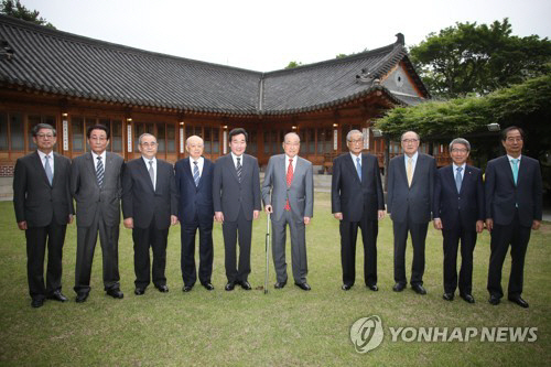 이낙연 총리, 역대 총리 9명과 만찬…“밖에서 더 잘 보일 것”