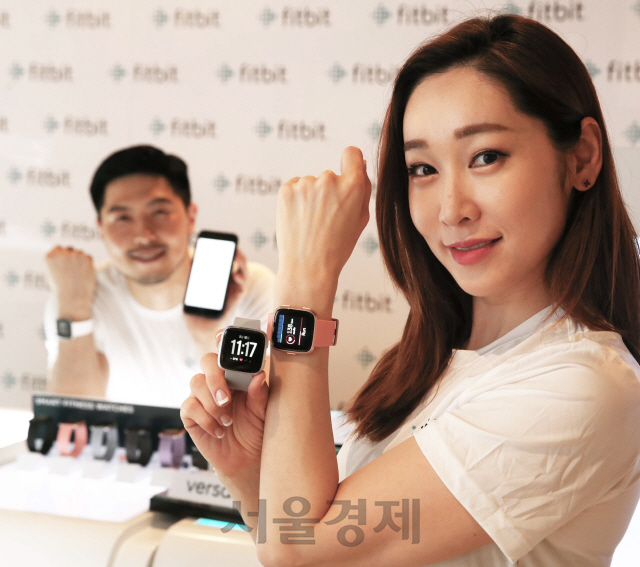 16일 오전 현대백화점 킨텍스점에서 열린 글로벌 웨어러블 브랜드 핏비트(Fitbit)의 초경량 스마트워치 핏비트 버사(Fitbit Versa) 출시행사에서 홍보모벨들이 새롭게 탑재된 여성 건강 모니터링 기능을 소개하고 있다. 핏비트 버사는 24시간 실시간 심박수 모니터링, 온 스크린 운동, 자동 수면 단계 모니터링, 스마트폰 알림, 간편 결제 등의 기능을 제공한다./사진제공=핏비트