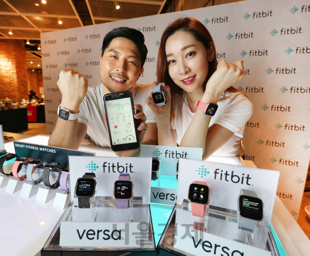 16일 오전 현대백화점 킨텍스점에서 열린 글로벌 웨어러블 브랜드 핏비트(Fitbit)의 초경량 스마트워치 핏비트 버사(Fitbit Versa) 출시행사에서 홍보모벨들이 새롭게 탑재된 여성 건강 모니터링 기능을 소개하고 있다. 핏비트 버사는 24시간 실시간 심박수 모니터링, 온 스크린 운동, 자동 수면 단계 모니터링, 스마트폰 알림, 간편 결제 등의 기능을 제공한다./사진제공=핏비트
