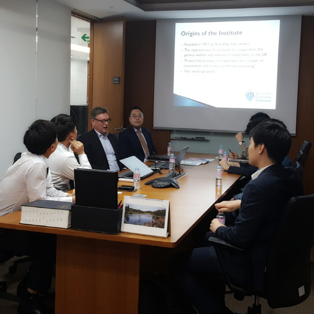 지난 15일 서울 강남구 테헤란로에 위치한 대륙아주 소회의실에서 열린 영국 공인선박중개인협회(ICS) 초청 세미나에서 맷 길버트 ICS 대외교류국장이 한국 해운업계 종사자들에게 ICS의 교육프로그램에 대해 설명하고 있다. /사진제공=법무법인 대륙아주