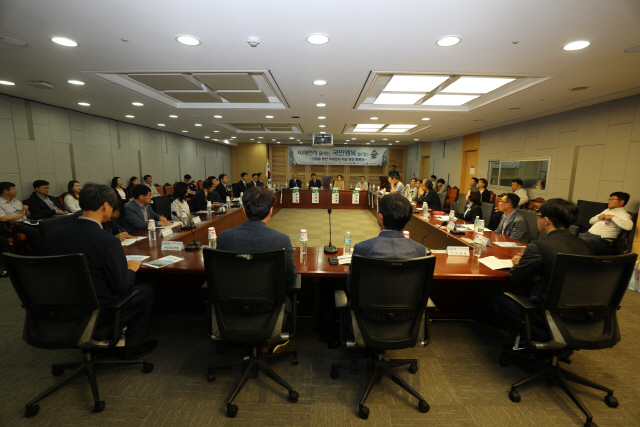 산림청과 국회가 마련한 ‘산림을 통한 미세먼지 저감 방안 토론회’에서 참석자들이 발제에 이어 토론을 실시하고 있다. 사진제공=산림청