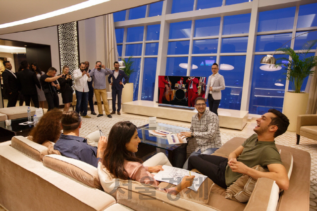 삼성전자가 지난 13일(현지시간)부터 이틀 일정으로 두바이에서 2018년형 QLED TV 출시 행사인 ‘Q 하우스 이벤트’를 개최했다고 16일 밝혔다. 행사는 두바이의 한 호텔 고급 펜트하우스에서 열렸고 모델들이 침실과 거실 등 곳곳을 돌아다니며 QLED TV 활용을 소개하는 방식으로 진행됐다. 두바이를 비롯한 중동 시장은 높은 구매력과 성장 잠재력이 있어 ‘포스트 차이나’로 불릴 정도로 급부상하는 프리미엄 TV 신시장이다. /사진제공=삼성전자