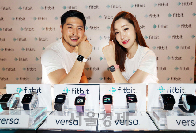 16일 오전 현대백화점 킨텍스점에서 열린 글로벌 웨어러블 브랜드 핏비트(Fitbit)의 초경량 스마트워치 핏비트 버사(Fitbit Versa) 출시행사에서 홍보모벨들이 새롭게 탑재된 여성 건강 모니터링 기능을 소개하고 있다. 핏비트 버사는 24시간 실시간 심박수 모니터링, 온 스크린 운동, 자동 수면 단계 모니터링, 스마트폰 알림, 간편 결제 등의 기능을 제공한다./사진제공=핏비트