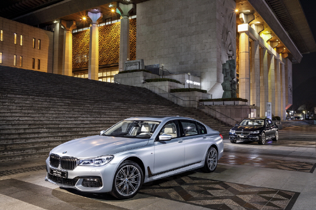 BMW는 7시리즈 40주년 에디션은 전 세계에서 200대만 한정 생산된 모델로 M 에어로 다이내믹 패키지와 20인치 휠을 적용해 역동성을 강조했다. /사진제공=BMW그룹 코리아