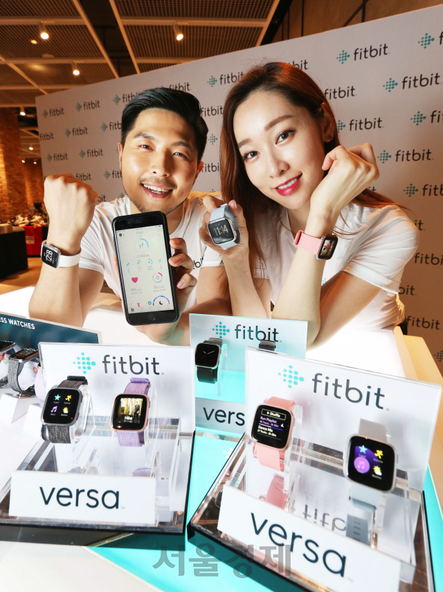 16일 오전 현대백화점 킨텍스점에서 열린 글로벌 웨어러블 브랜드 핏비트(Fitbit)의 초경량 스마트워치 핏비트 버사(Fitbit Versa) 출시행사에서 홍보모벨들이 새롭게 탑재된 여성 건강 모니터링 기능을 소개하고 있다. 핏비트 버사는 24시간 실시간 심박수 모니터링, 온 스크린 운동, 자동 수면 단계 모니터링, 스마트폰 알림, 간편 결제 등의 기능을 제공한다./사진제공=핏비트