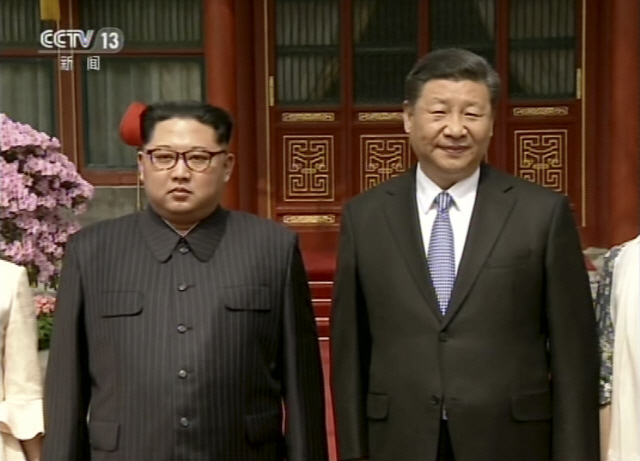 시진핑(오른쪽) 중국 국가주석과 김정은 북한 국무위원장/베이징=AP연합뉴스