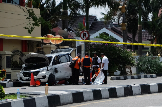 16일 인도네시아 경찰이 리아우주 페칸바루의 리아우 경찰서를 공격하는 데 사용된 미니밴을 조사하고 있다./AFP연합뉴스