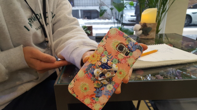 위안부 할머니를 형상화한 꽃 프로젝트로 유명한 소셜벤처 ‘마리몬드’의 대표 제품인 휴대폰 케이스.